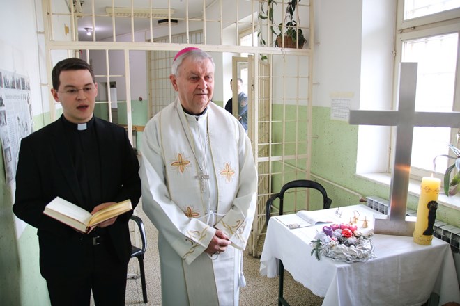 Biskup Josip Mrzljak pohodio Zatvor u Varaždinu: “Bog vam pruža ruku i želi doći k vama”